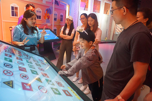 體驗館講師與參觀者講解中